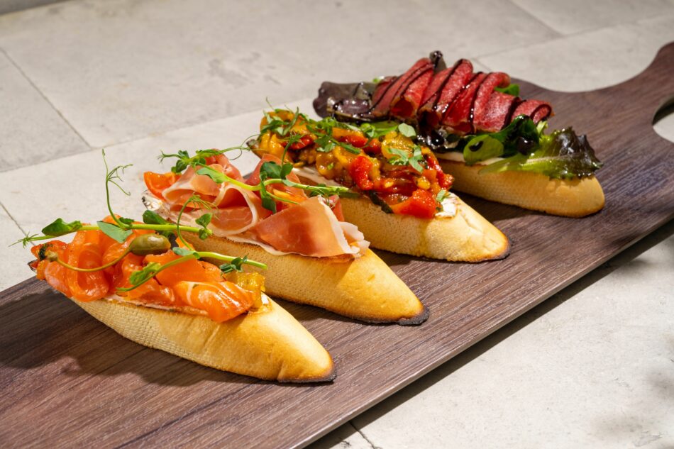 БРУСКЕТТА С КАРПАЧЧО ИЗ ГОВЯДИНЫ